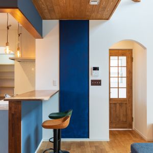 キッチンカウンター　奥のブルーの壁は家族で塗装した黒板