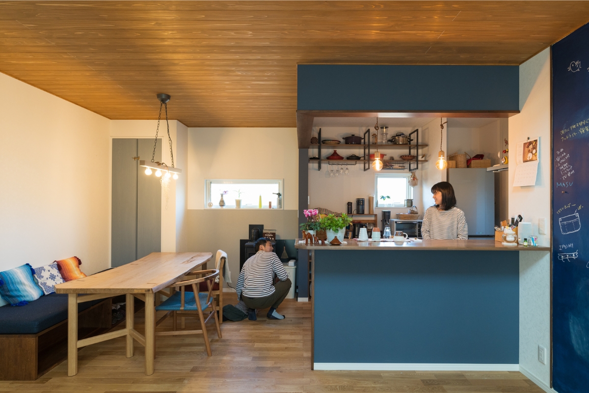 ダイニングキッチン　あいだにペレットストーブを配置、火を見ながら過ごす癒しの時間