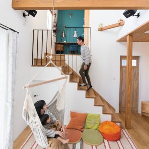化粧梁にハンモックを吊るしさらに素敵なリビングに