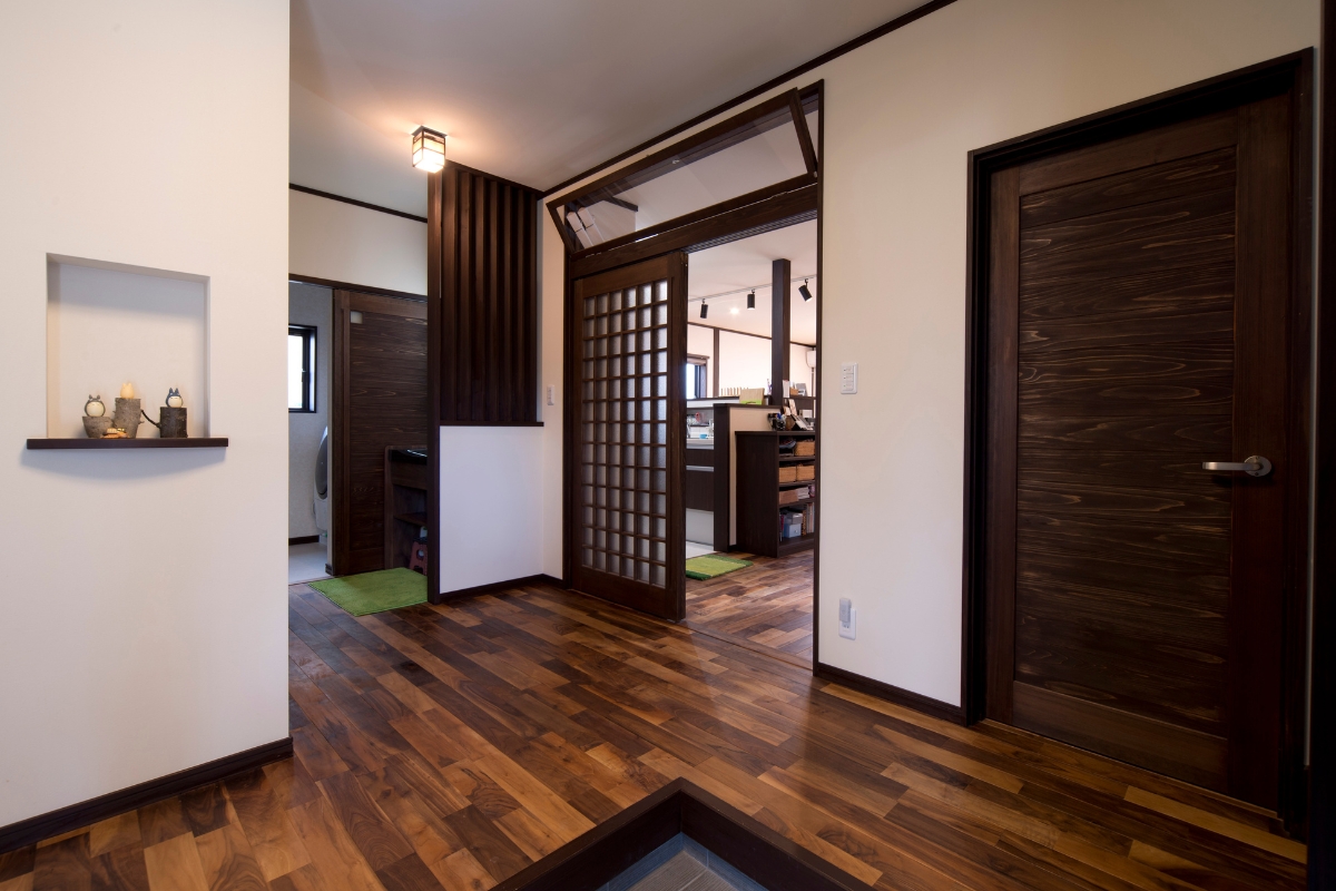 玄関ホール　引き違い戸の上に通気窓を設けた