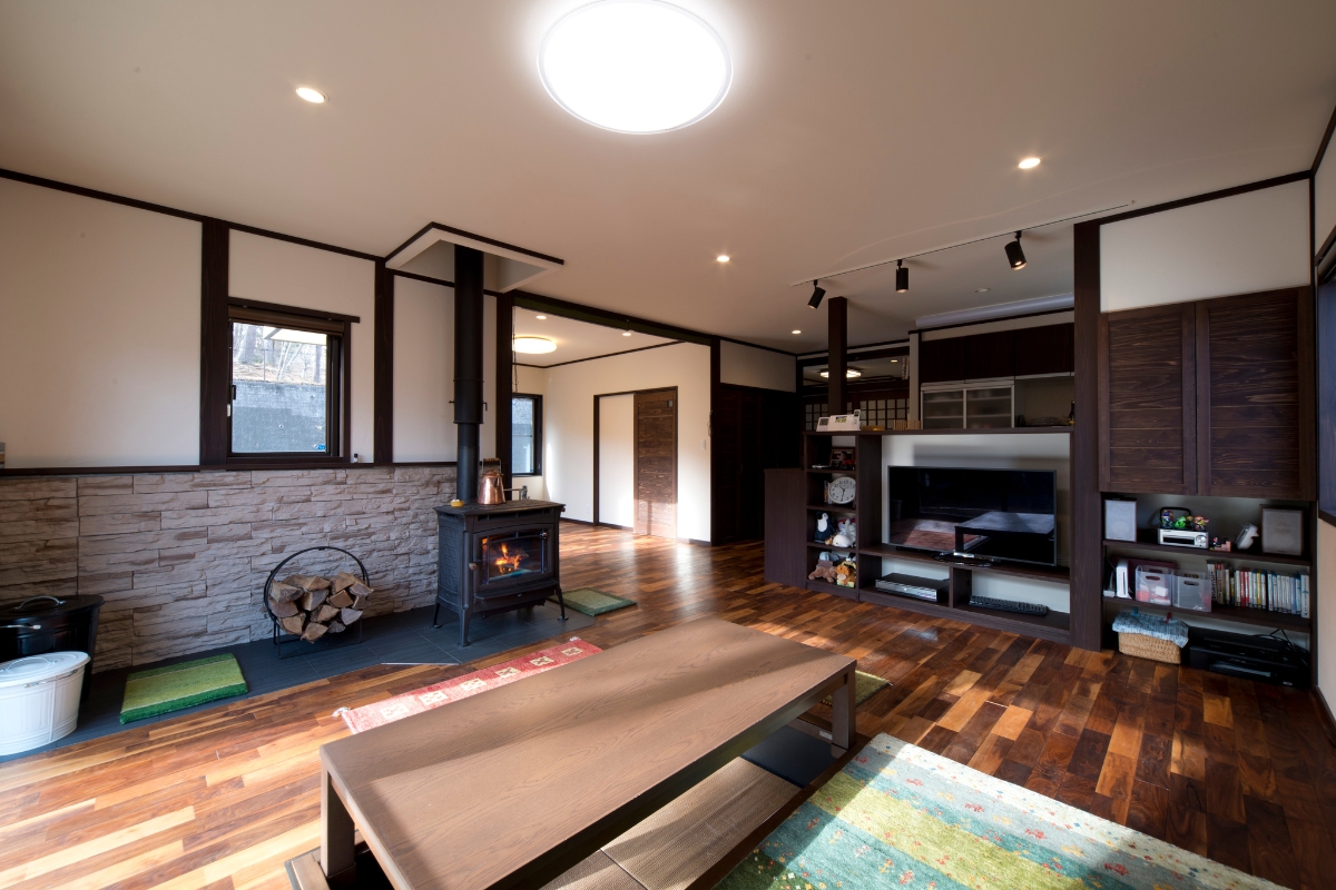 リビング　薪ストーブのある掘りごたつ式リビング