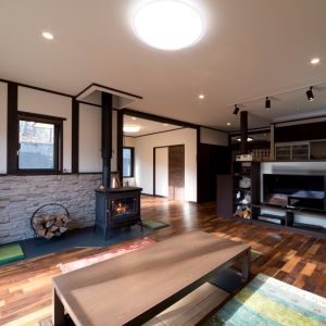 リビング　薪ストーブのある掘りごたつ式リビング