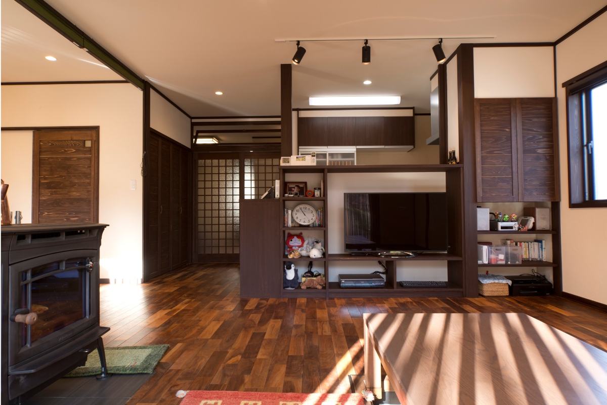 造作収納　腰壁を活かしたTVボード