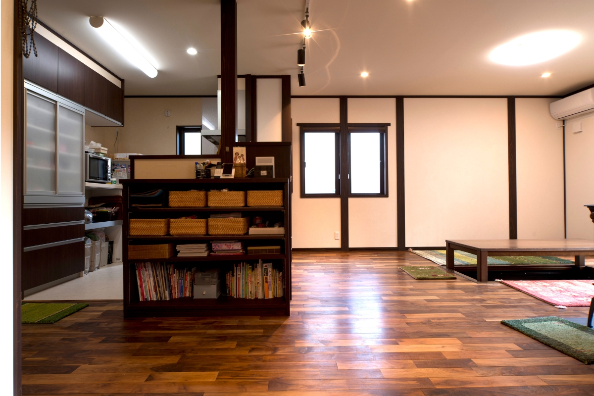 造作収納　腰壁を囲うように造作した収納