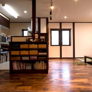 造作収納　腰壁を囲うように造作した収納