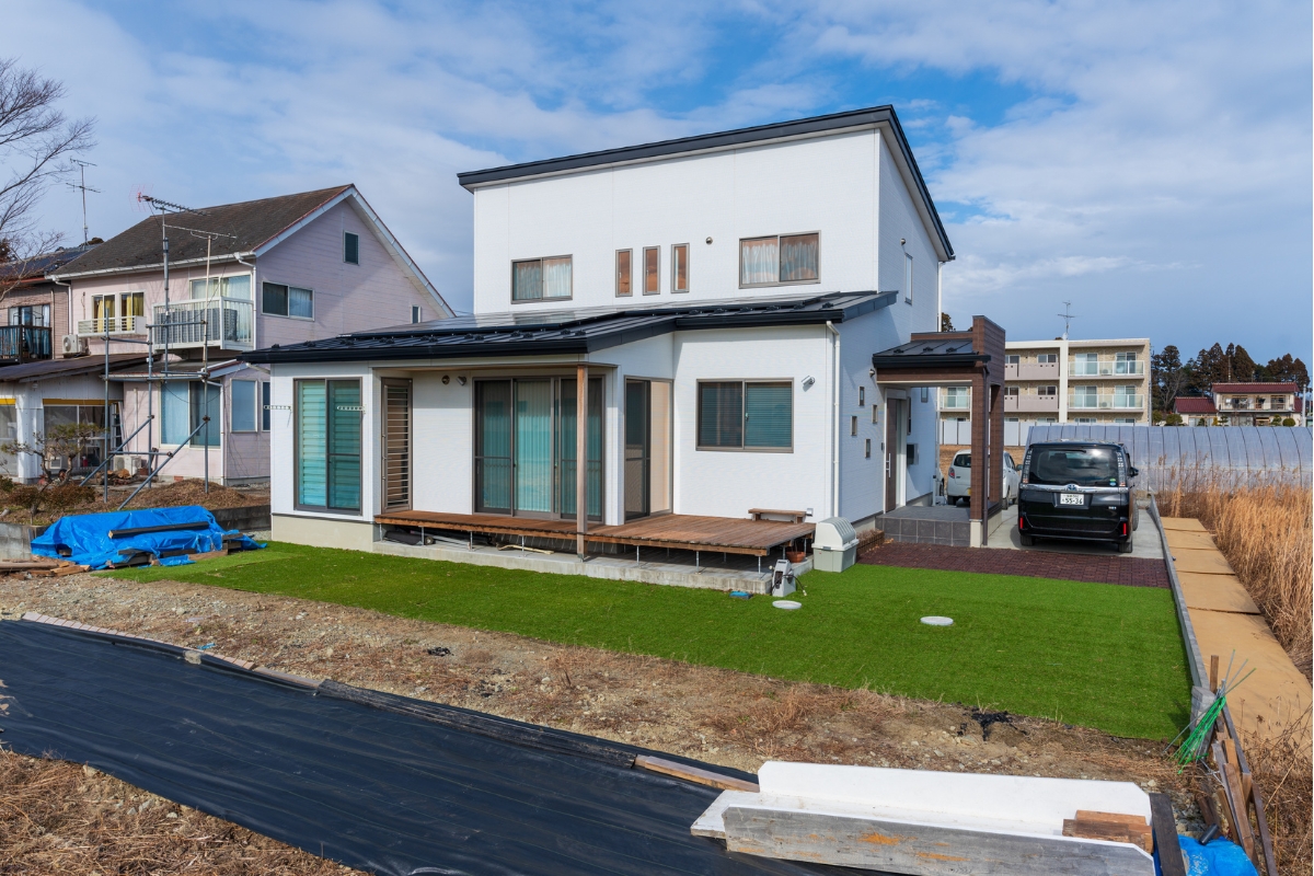 外観　ホワイトの外壁にウッドデッキが映える