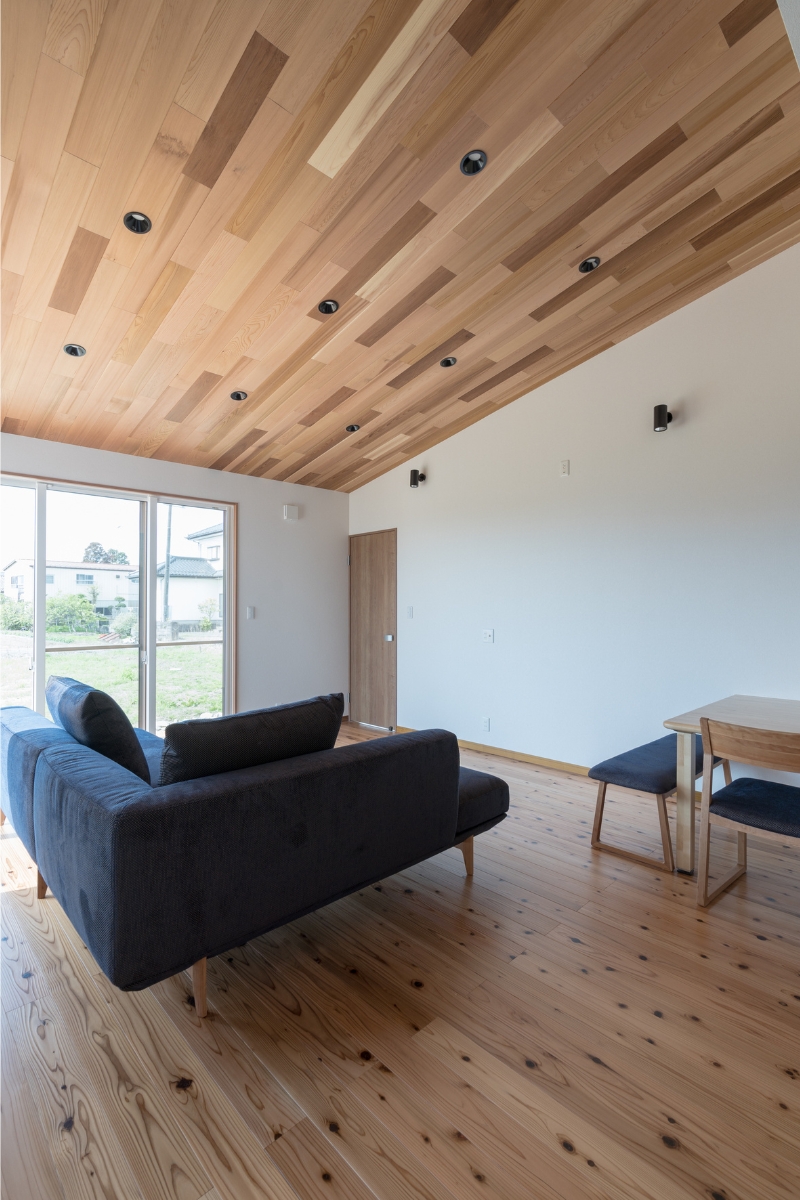 リビング　板張りの勾配天井は美しい