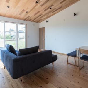 リビング　板張りの勾配天井は美しい