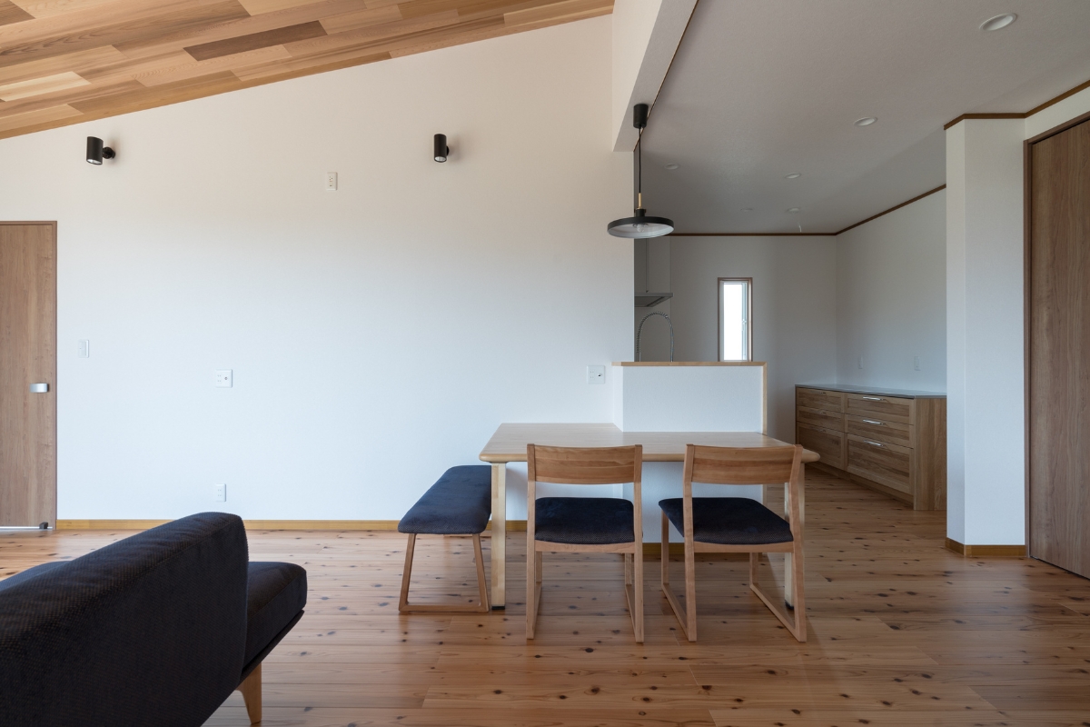 ダイニング　L字型の造作テーブル