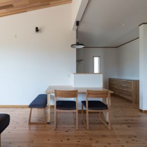 ダイニング　L字型の造作テーブル