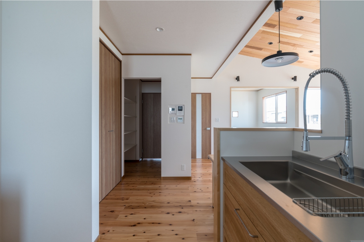 キッチン　食品庫を抜けて玄関への動線