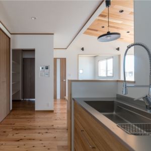 木のぬくもりと家事動線にこだわった住まい