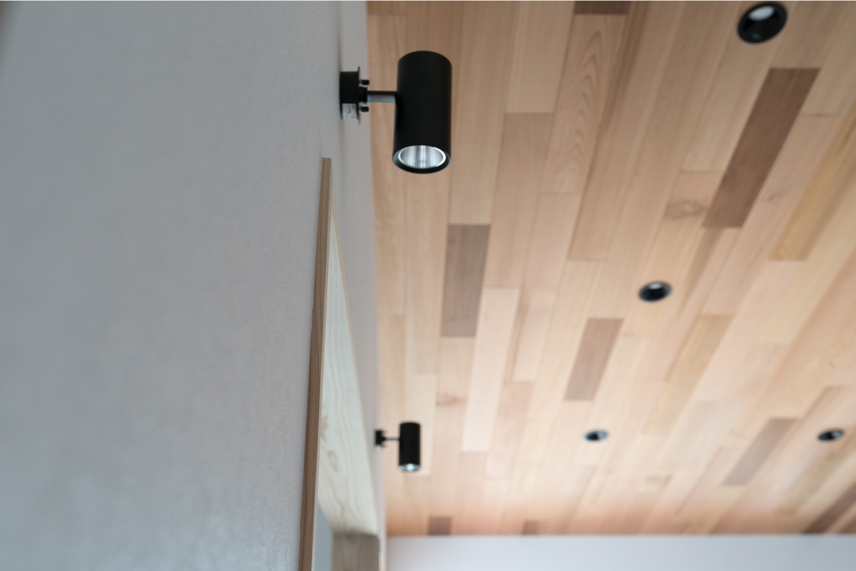 勾配天井にはレッドシダーを採用