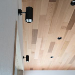 勾配天井にはレッドシダーを採用