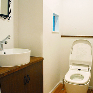 トイレ　洗面ボールは、イタリアのスカラベオ社の物を使用しています