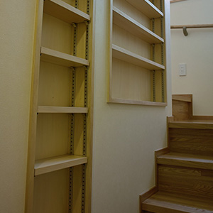 階段の壁の厚さを利用した本棚。階段を椅子として利用すれば、読書スペースに変わる。