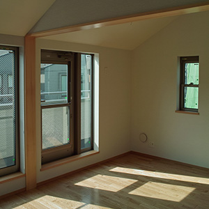屋根勾配を利用した天井によって、圧迫感のない開放的な空間を演出している。