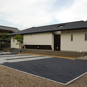 中庭を囲む平屋の住宅