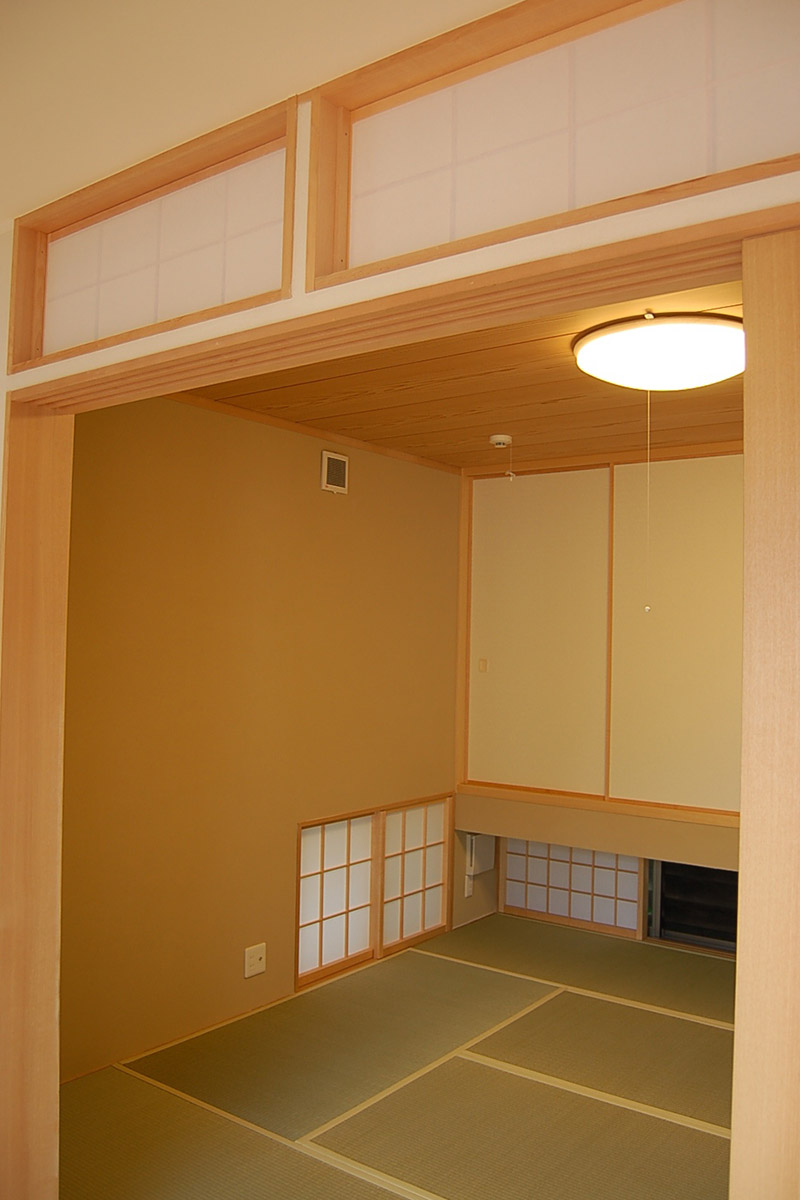 中庭とつながった和室。風通しのため、地窓により２方向から空気の出入りが可能。