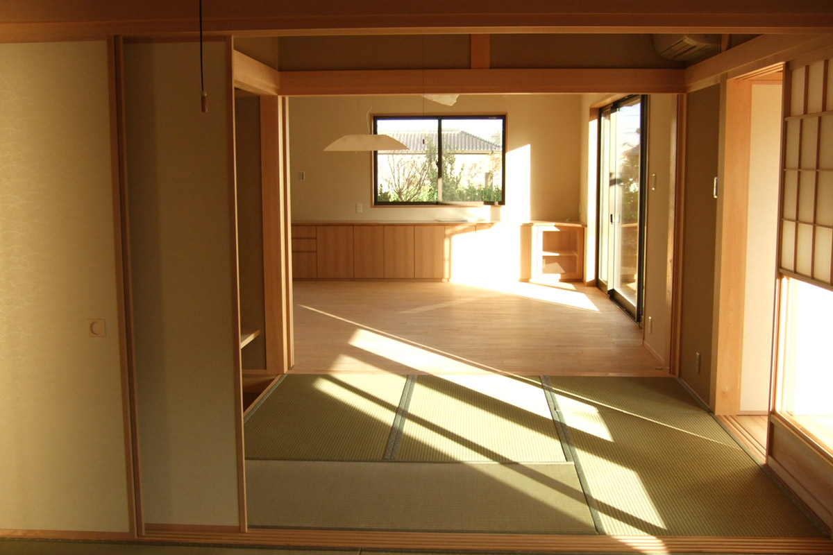 座敷から襖をあけることで、リビングスペースまで一体で利用できる日本家屋のメリットを継承