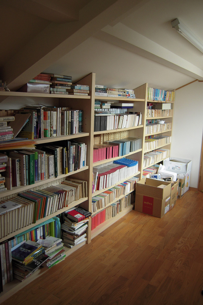 小屋裏には造り付けの本棚を設けることで、小さな書庫のような空間となっています。