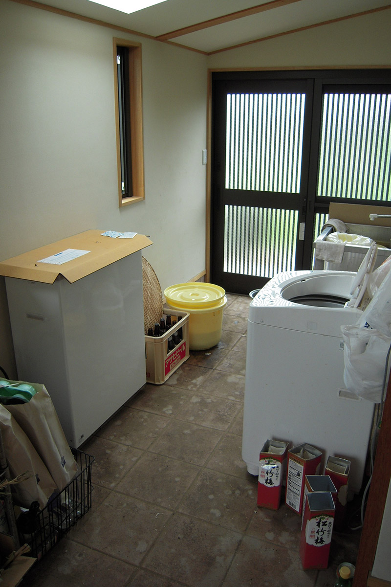 キッチンスペースの横に設けた勝手口スペースには洗濯や土間物置など使い勝手のよい空間となっています