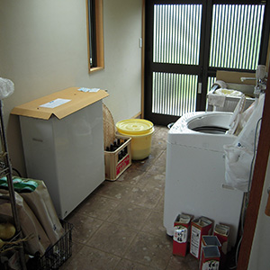 キッチンスペースの横に設けた勝手口スペースには洗濯や土間物置など使い勝手のよい空間となっています