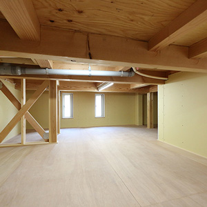 ２階和室の下は全面床下収納とし、収納力を確保。