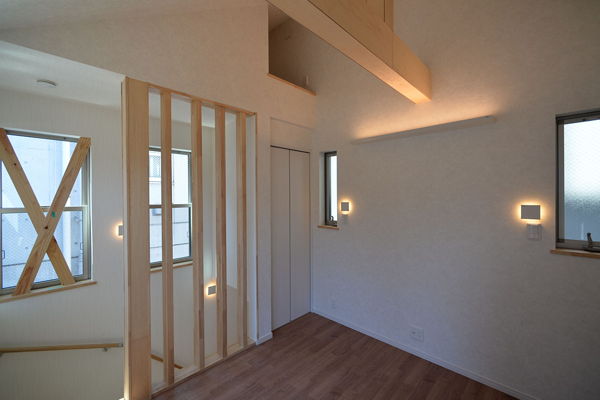 間接照明を多用した寝室。 屋根形状を利用し、一部ロフト収納を設けています。		