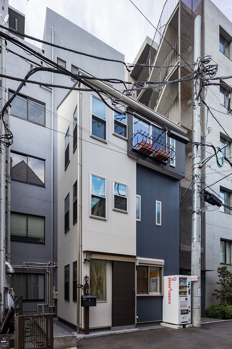 高層な建物に囲まれた住宅