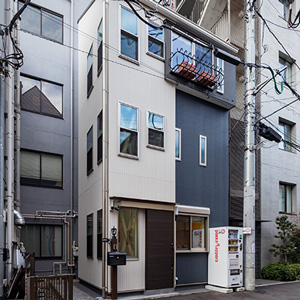 高層な建物に囲まれた住宅