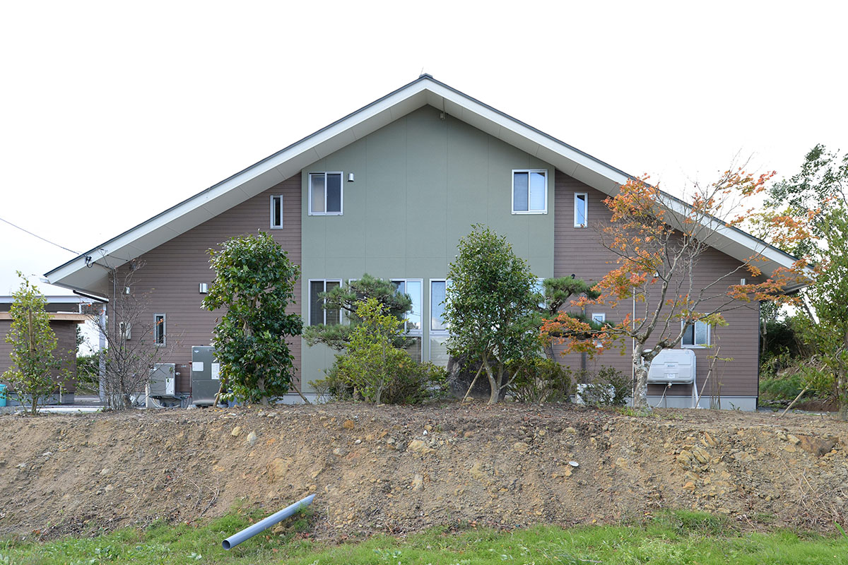 シンプルな大屋根のデザインは、裏から見てもすっきりとしています				