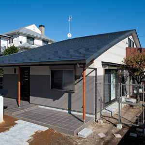 郊外に建つ木造平屋建て住宅