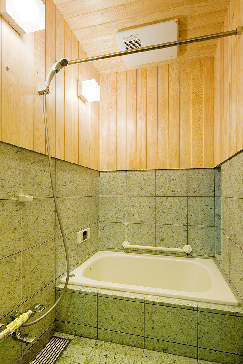 浴室（十和田石と桧板）