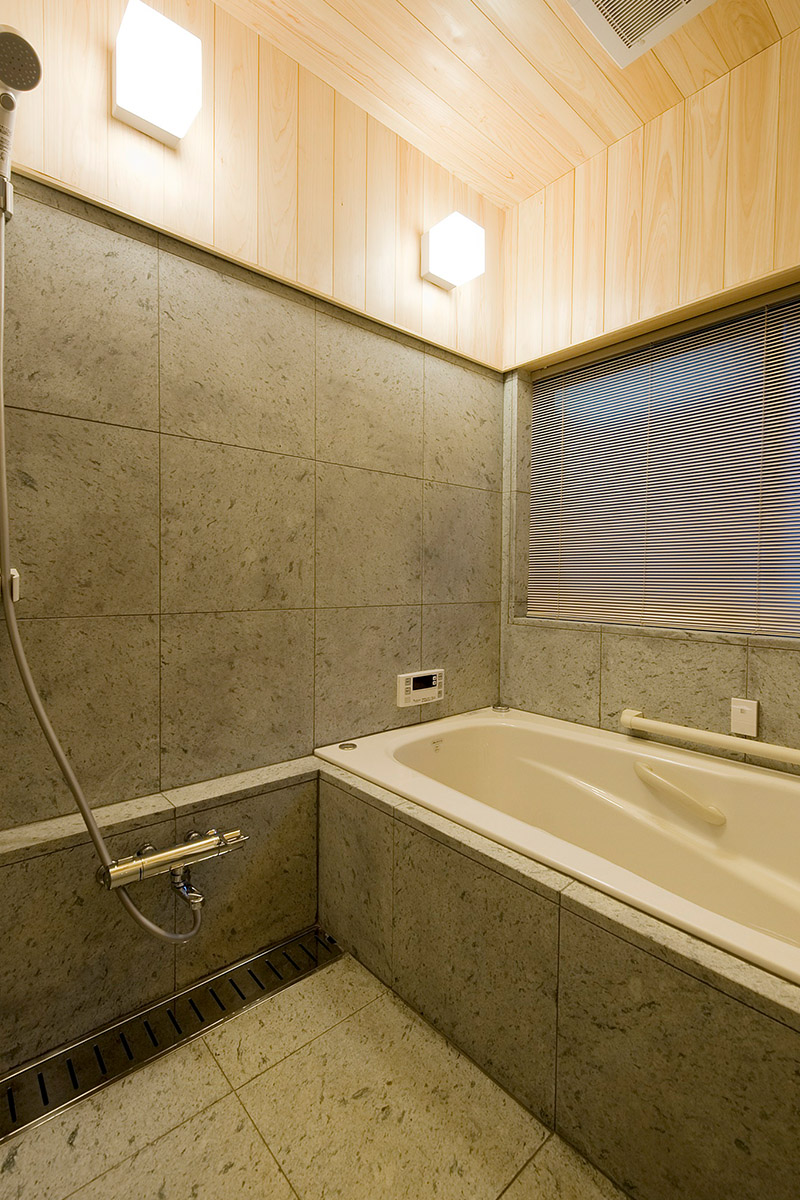 十和田石と桧板を使った浴室