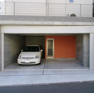道路の高低差を利用したガレージは、奥の階段室から直接家の中に入れます