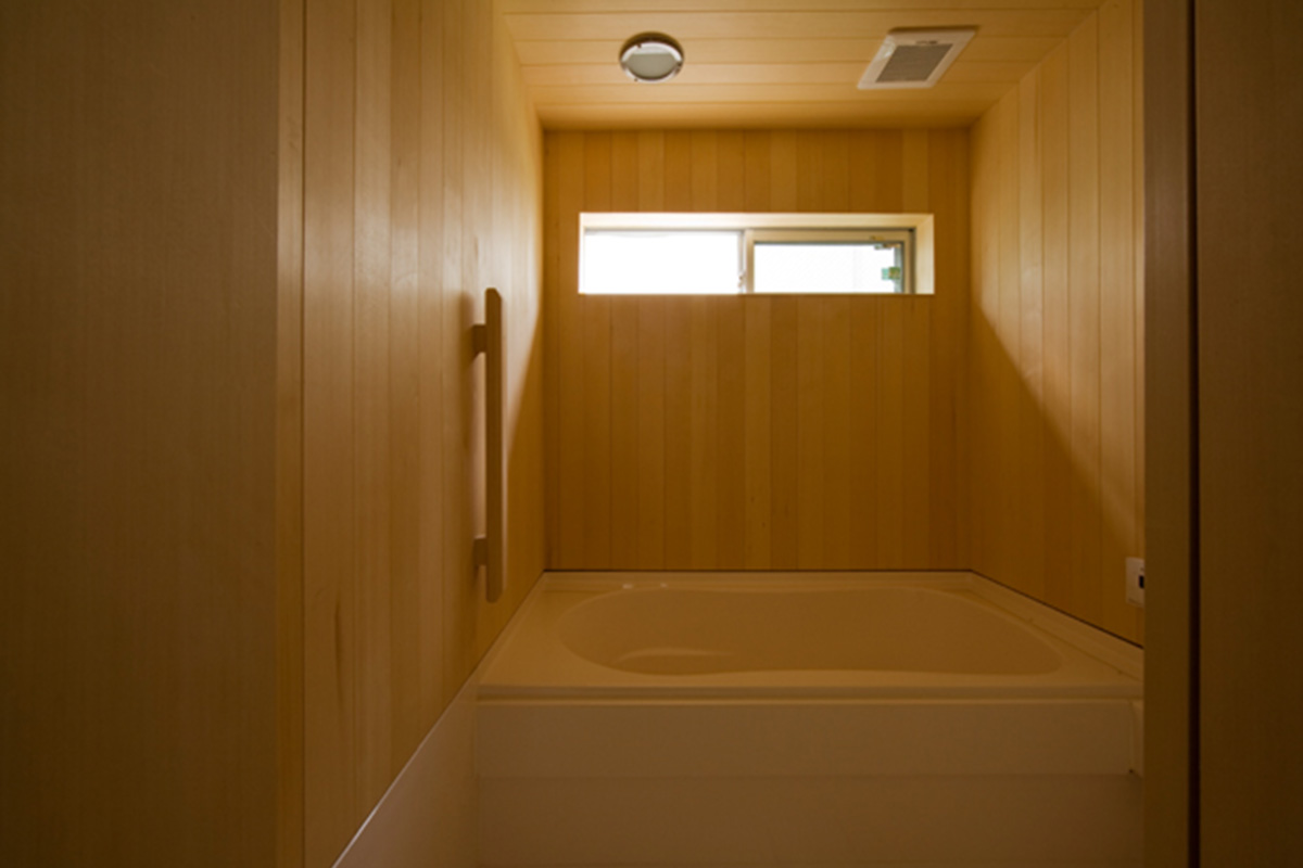檜貼りの浴室