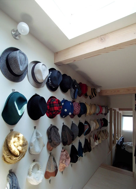 子世帯の主寝室に付随するウォークインクロゼットの壁面には奥さんの帽子コレクションが一望できるように並ぶ