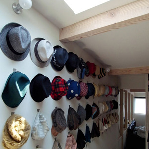 子世帯の主寝室に付随するウォークインクロゼットの壁面には奥さんの帽子コレクションが一望できるように並ぶ