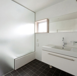 明るく清潔感のある洗面脱衣室　大きめの洗面台の下は引出収納