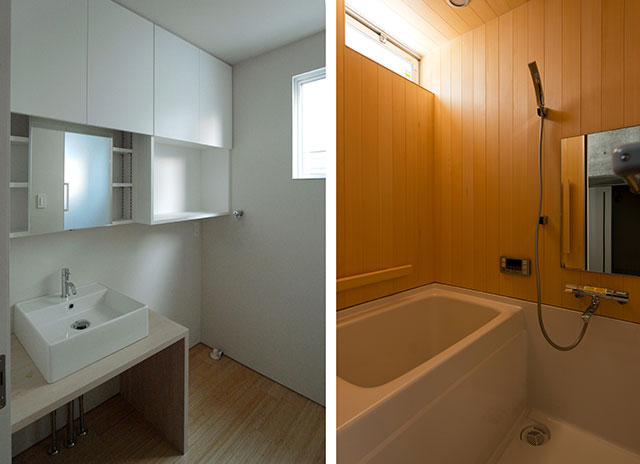 鏡が稼動する洗面収納/檜貼りの浴室