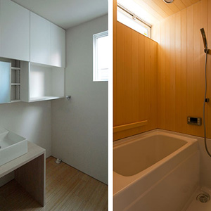 鏡が稼動する洗面収納/檜貼りの浴室