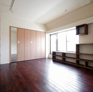 3階のオーナーの居室は蔵書などを飾る棚を造り付けふんだんに収納スペースを設けてすっきりとした暮らし方を可能にした。