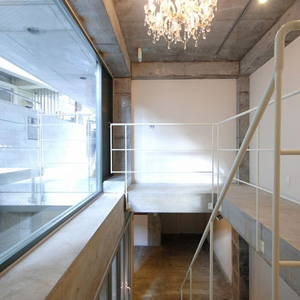 1階のピロティー部分には地下に通じる大きな空間が設けられている。