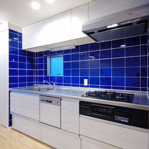 青のタイルが印象的なキッチン