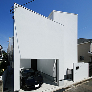 施工事例写真：ガレージのある白と黒の家