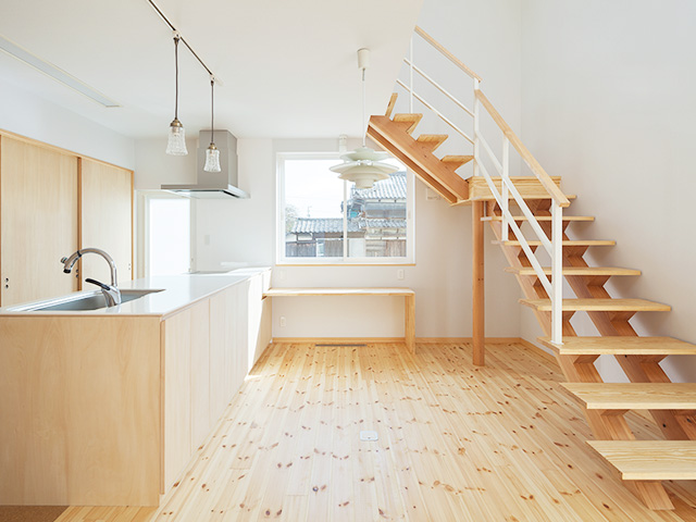 階段とキッチンを見る