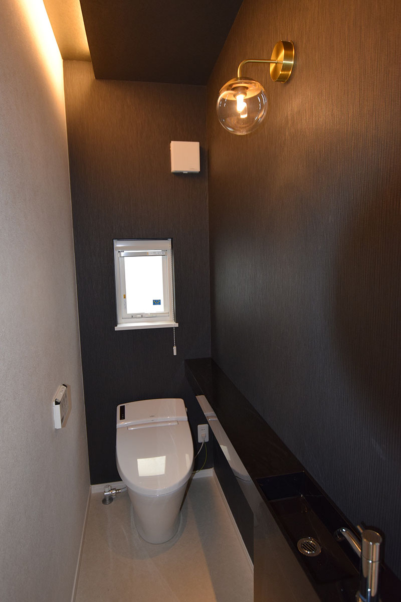 クロスや照明・スリムな手洗い器でホテルライクなトイレ