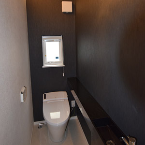 クロスや照明・スリムな手洗い器でホテルライクなトイレ