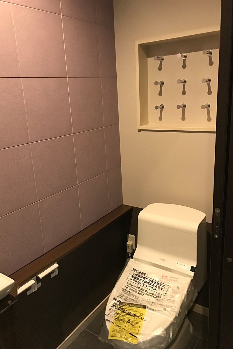 優しい紫色のエコカラットを使ったトイレです。エコカラットには調湿・防臭の効果があるので空気をきれいにしてくれます。